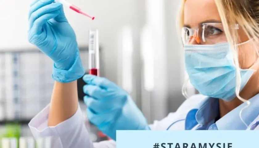 Naukowczyni w maseczce i rękawiczkach pobiera próbkę krwi do badania. #STARAMYSIĘ, co to za badanie?
