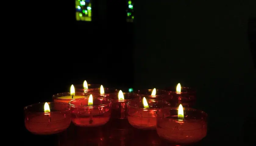 Kerzenlicht im Kloster. Eine friedliche Atmosphäre, um Weihnachten im Kloster verbringen zu können.