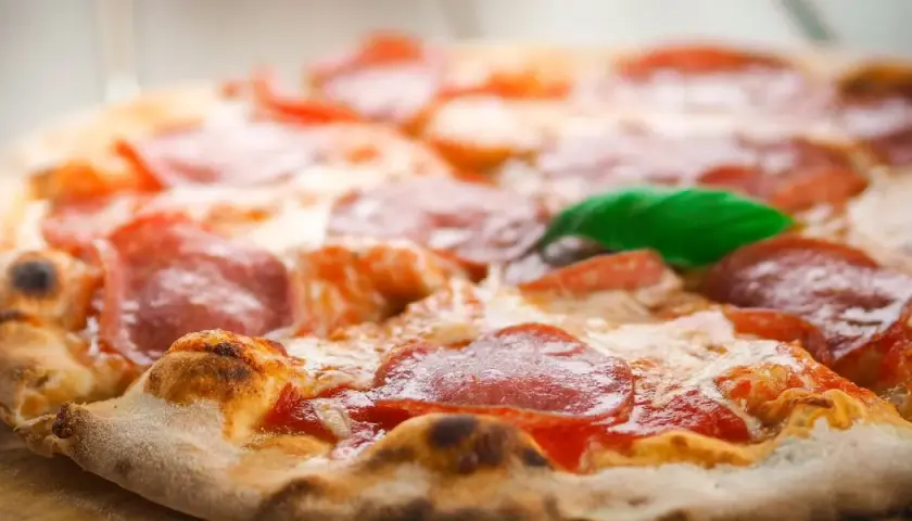 Przepis na pizzę jak z restauracji - smak, który zachwyci każdego