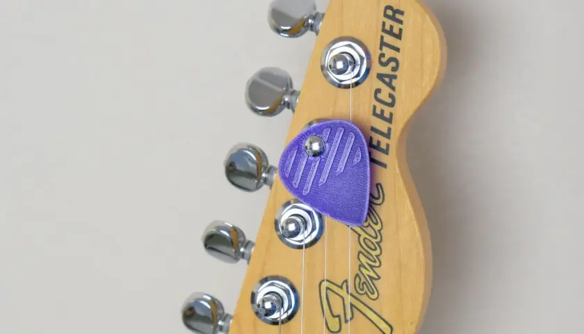 Fender Telecaster z fioletową kostką. Szukasz, gdzie kupić kostki do gitary?