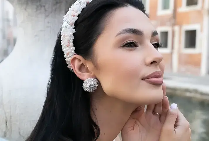 Czy opaski są modne? Odkryj najnowsze trendy i stylizacje
