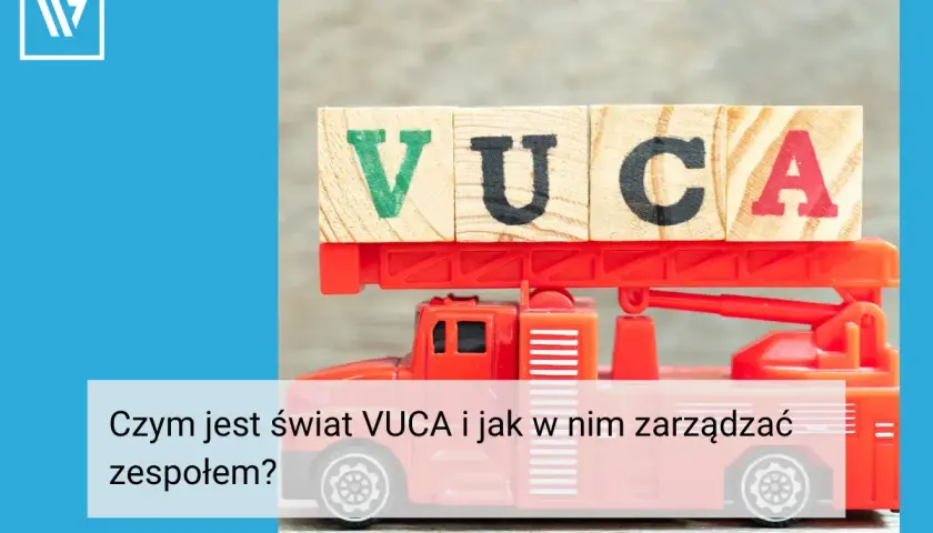 Drewniane klocki z literami VUCA na czerwonej straży pożarnej. Jak zarządzać zespołem w świecie VUCA?