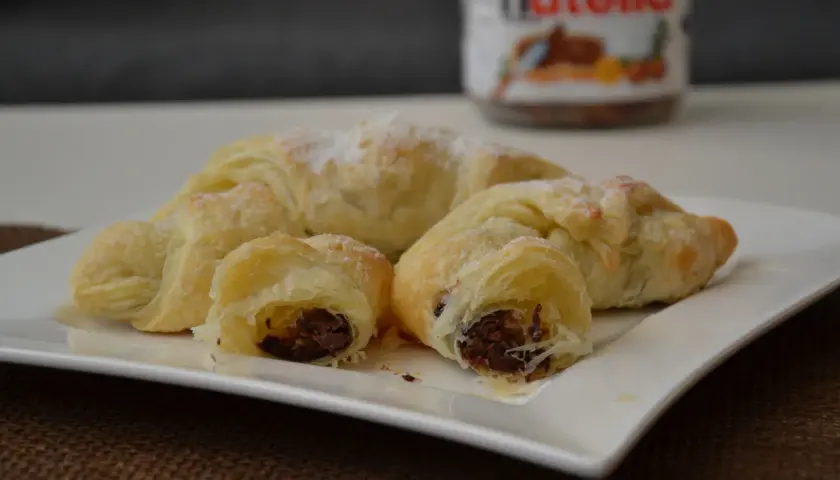 Rogaliki z ciasta francuskiego z Nutellą! Słodki przepis w 15 minut