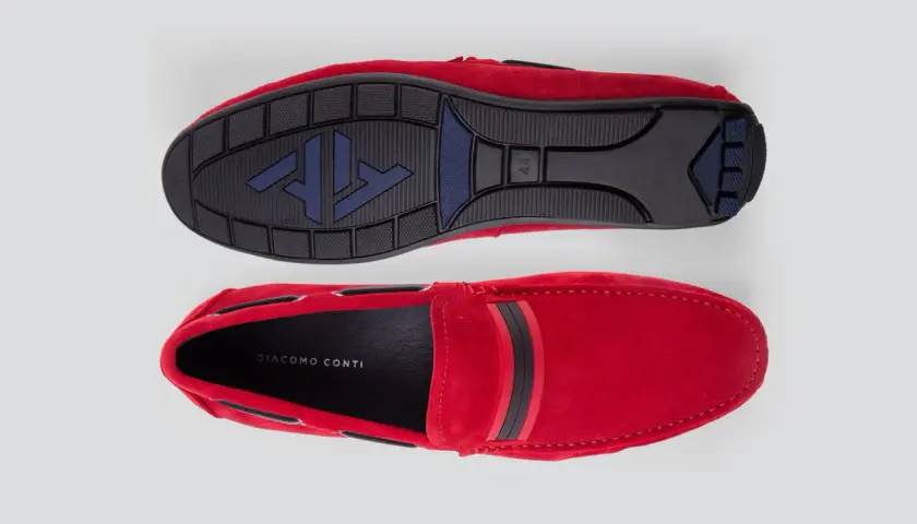 Czerwone buty męskie Giacomo Conti, zamszowe mokasyny. Idealne do casualowych stylizacji, dodadzą charakteru każdej męskiej garderobie.