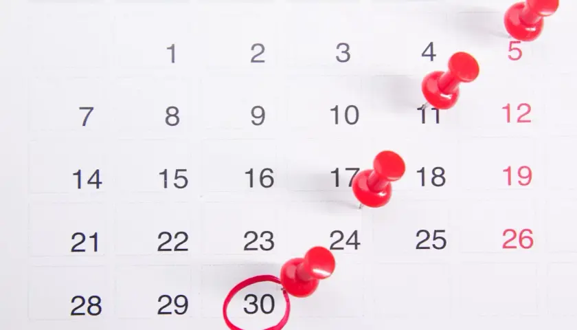 Un calendrier avec des punaises rouges marquant des dates importantes, dont le 30, soulignant le **délai de forclusion**.