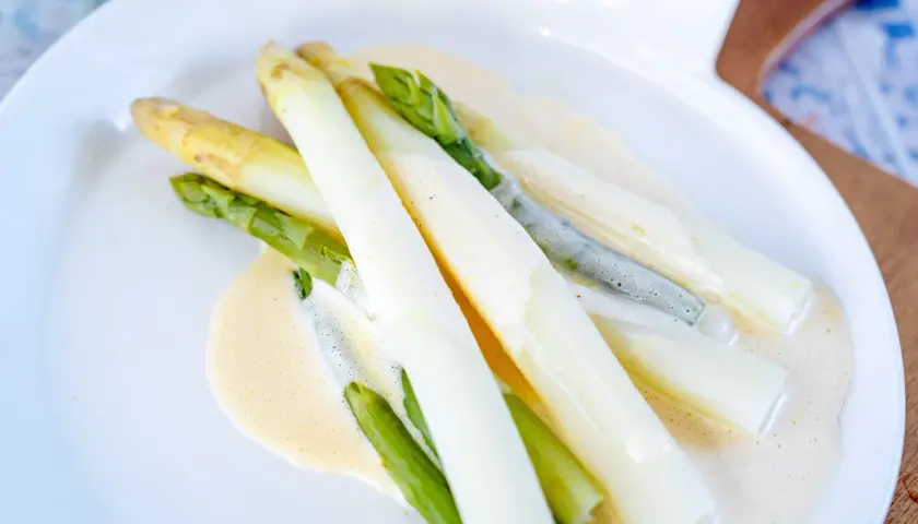 Spargel mit cremiger Sauce, perfekt für ein blitz hollandaise rezept.