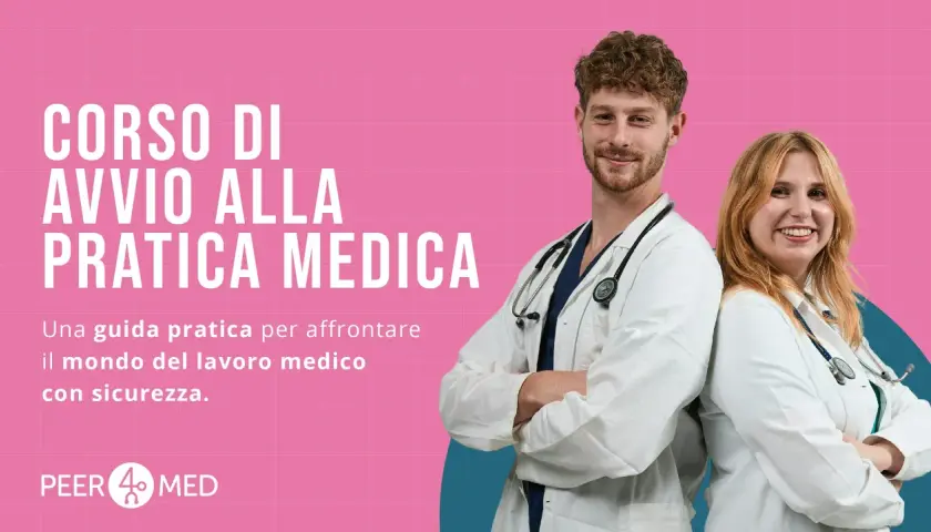 Giovani medici sorridono, pronti per il loro futuro. Il corso "Avvio alla Pratica Medica" li prepara al lavoro ospedaliero.