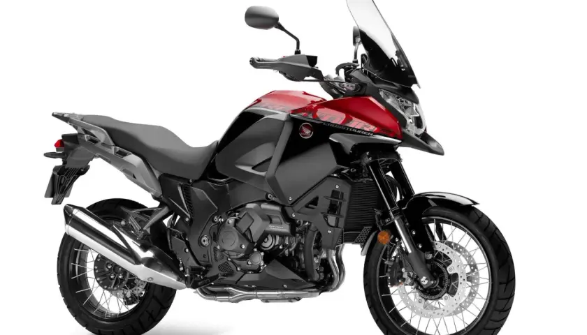 Czerwono-czarny motocykl Honda Crosstourer 1200, gotowy na przygodę. Dane techniczne tego modelu zachęcają do podróży.