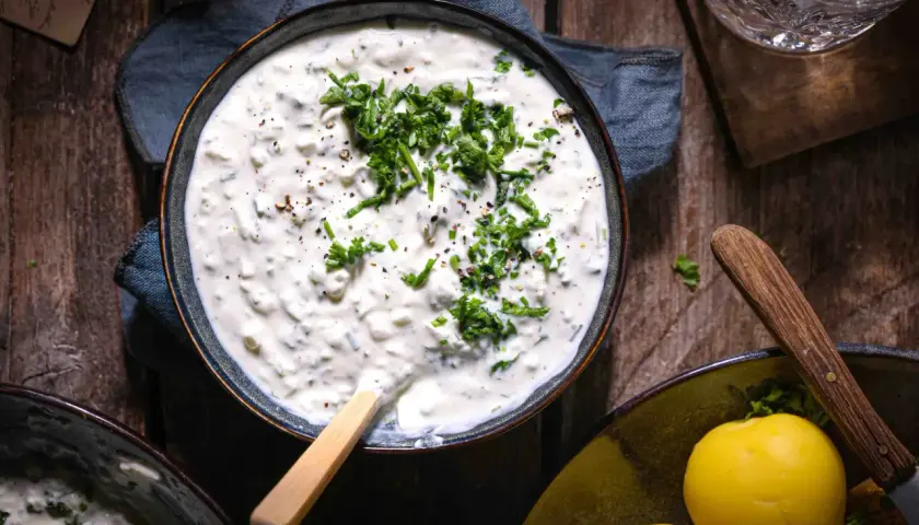 Herzhaftes Gericht mit Kartoffeln und cremigem Quark, garniert mit frischen Kräutern und Pfeffer. Ein Klassiker, der immer schmeckt.