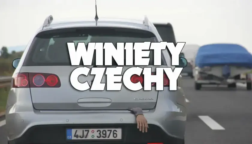 Ręka wystająca z bagażnika samochodu na autostradzie w Czechach. Napis "Winiety Czechy" sugeruje podróż.