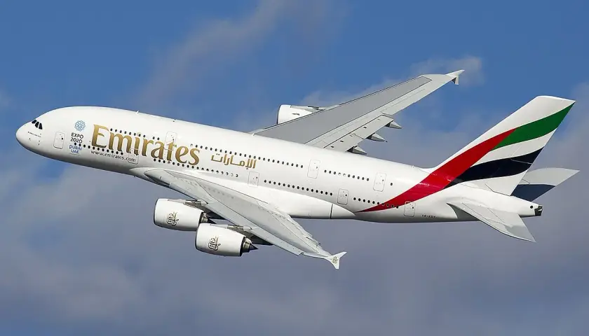 Airbus A380 Emirates w locie. Zastanawiasz się, airbus a380 ile miejsc? Ten gigant zabiera setki pasażerów.