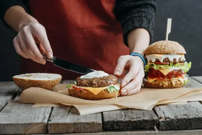 Ile kalorii ma hamburger domowy? Zaskakujące fakty o kaloryczności