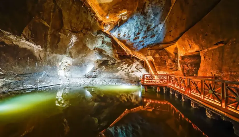 Podziemne jezioro i drewniane schody na trasie turystycznej Wieliczka.