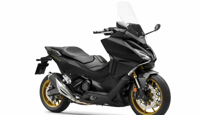 Scooter negro Honda Forza 750, ideal para conocer su ficha técnica. Destacan sus llantas doradas y diseño deportivo.