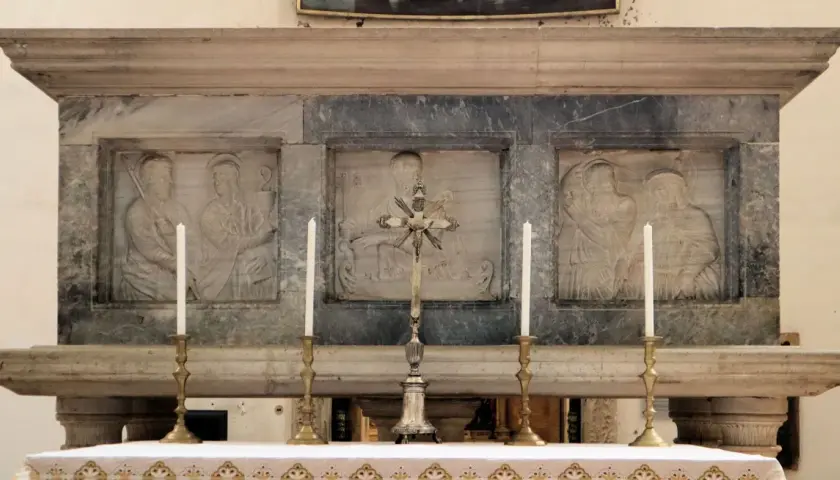 Marmorrelief mit Aposteln, Kreuz und Kerzen. Die Bedeutung von Matthias als Apostel wird hier durch seine Darstellung im Zentrum hervorgehoben.