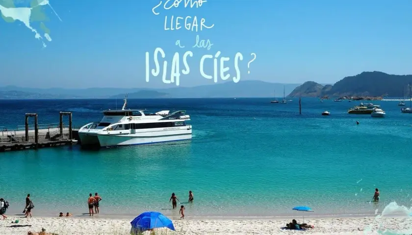 ¿Cómo ir a las Islas Cíes? Un ferry espera en un muelle, mientras gente disfruta de la playa y el mar turquesa.