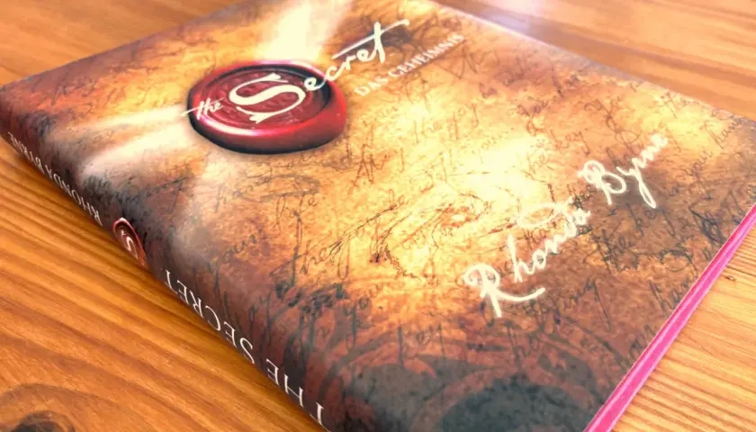 Das Buch "The Secret" von Rhonda Byrne, mit dem Siegel des Geheimnisses. Ein Wegweiser zu deinem Glück.