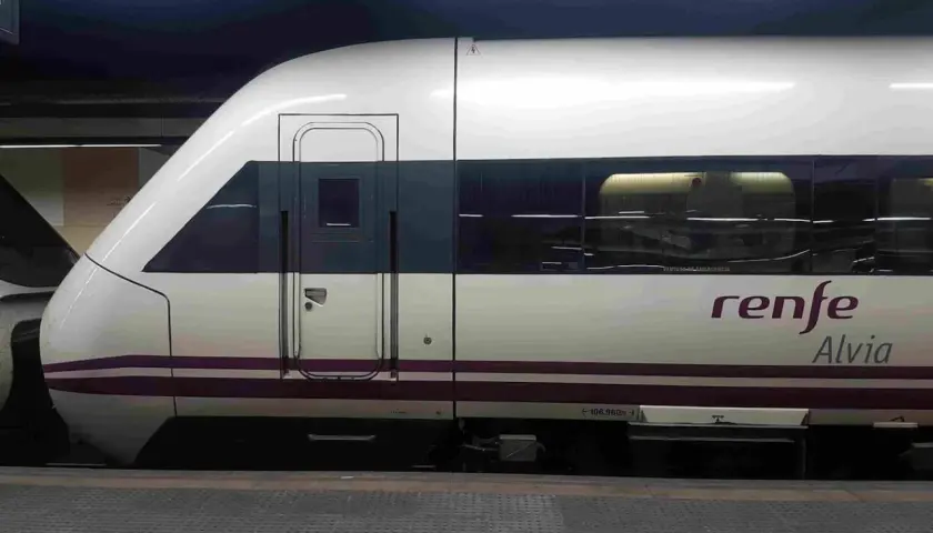 Tren Alvia Renfe en estación, listo para viajar de Santiago de Compostela a Madrid.