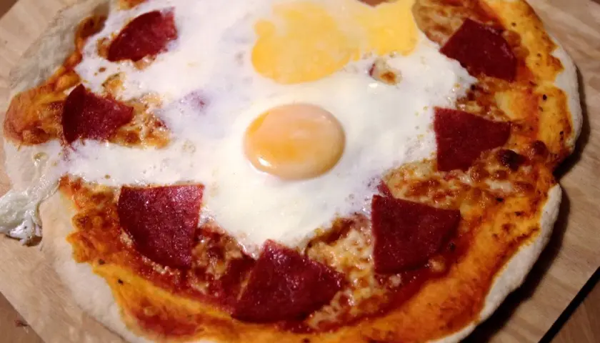Pizza z jajkiem: kiedy wbić jajko, aby uzyskać idealną konsystencję