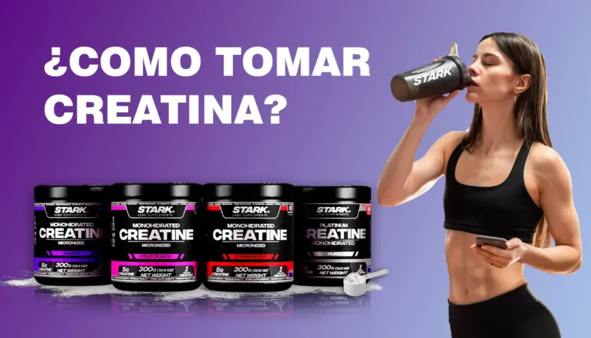 Mujer bebe creatina de un shaker Stark. Varios envases de creatina Stark en primer plano.