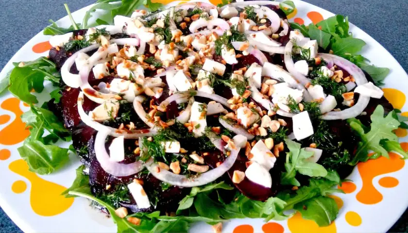 Carpaccio z buraka z fetą, orzechami i sosem. Aromatyczna przystawka, która zachwyca smakiem i wyglądem.