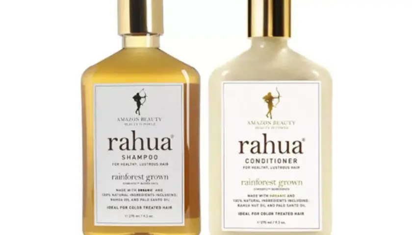 Två flaskor Rahua hårvårdsprodukter, en gulaktig sulfatfritt schampo och en ljus krämig balsam, båda med guldfärgade korkar.