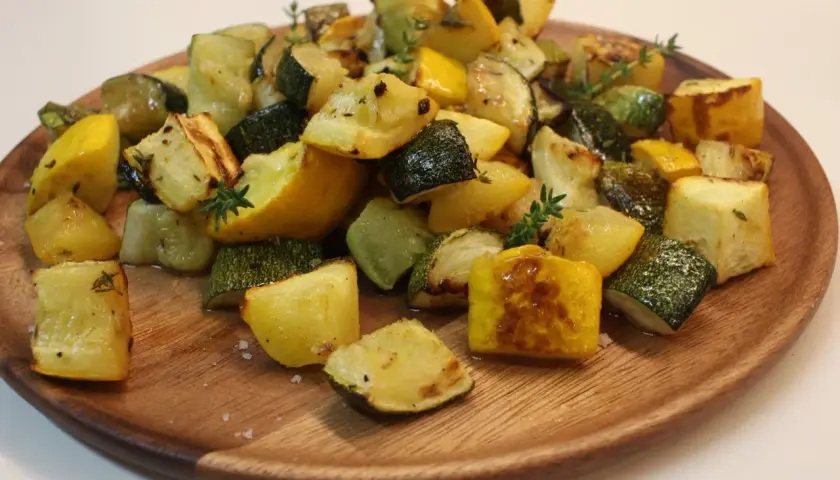 Délicieux légumes rôtis, un mélange de courgettes jaunes et vertes, parfaits pour une recette courgette facile et savoureuse.