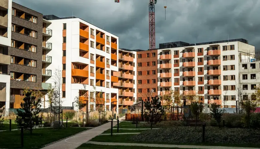 Nowe bloki mieszkalne w budowie, z żurawiem w tle. To obraz rynku pierwotnego, który wkrótce stanie się częścią rynku wtórnego.