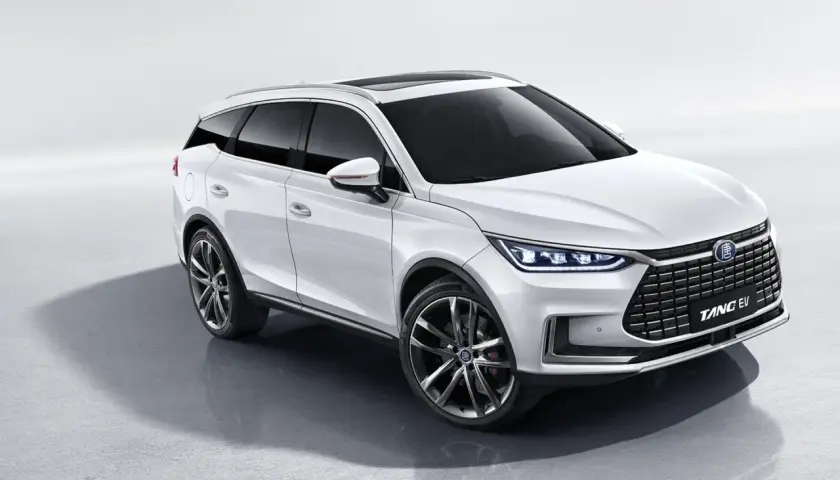 Biały BYD Tang EV, nowoczesny SUV z eleganckimi liniami i sportowymi felgami, gotowy na każdą podróż.