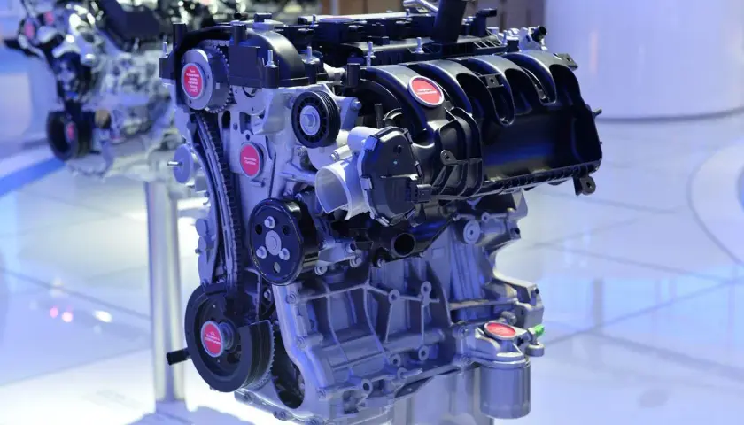 Motor averiado Ford C-Max, necesita revisión inmediata. Detalle de componentes internos y correas.