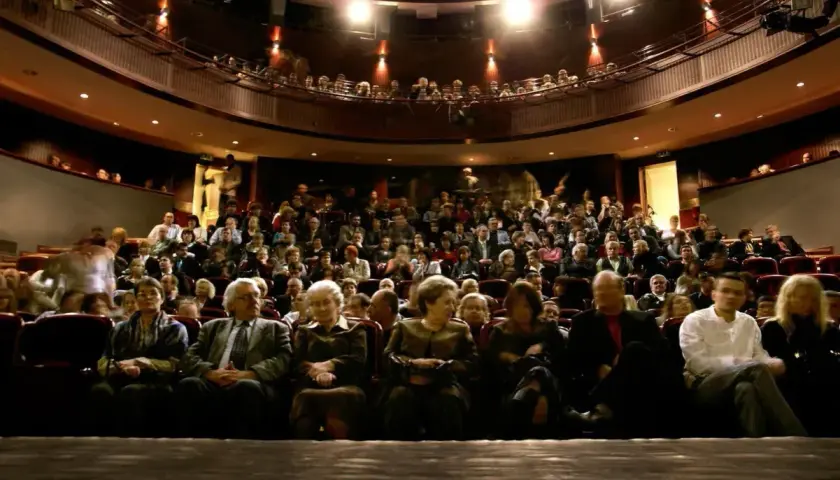 Widownia teatru pełna widzów, zastanawiających się, gdzie najlepiej siedzieć w teatrze, by mieć najlepszy widok.