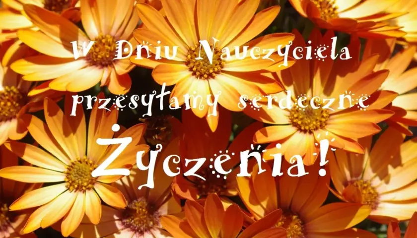 Zbliżenie na pomarańczowe kwiaty z białym napisem "W Dniu Nauczyciela przesyłamy serdeczne życzenia!".