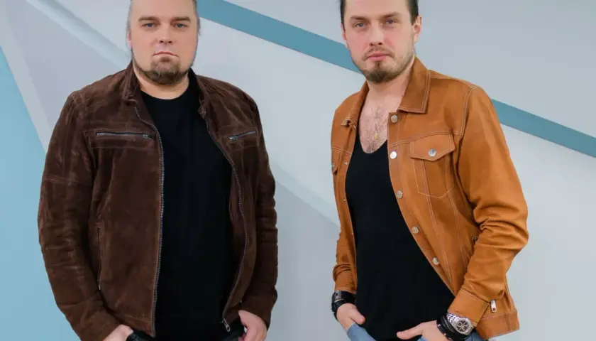 Bracia (zespół muzyczny) członkowie: jeden w brązowej kurtce zamszowej, drugi w karmelowej.