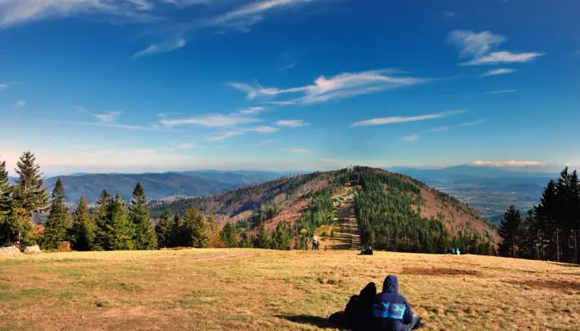 Widok na Beskid Śląski z Dębowca. Bielsko Biała jakie góry oferuje? Piękne, zielone, z widokiem na doliny i inne pasma.