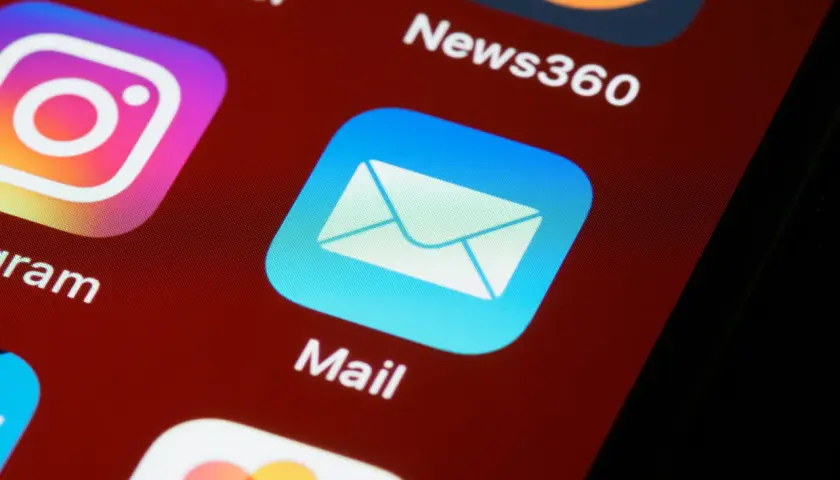 Ikona aplikacji Mail na ekranie telefonu. Zastanawiasz się, jak zakończyć maila? Otwórz aplikację i zacznij pisać!