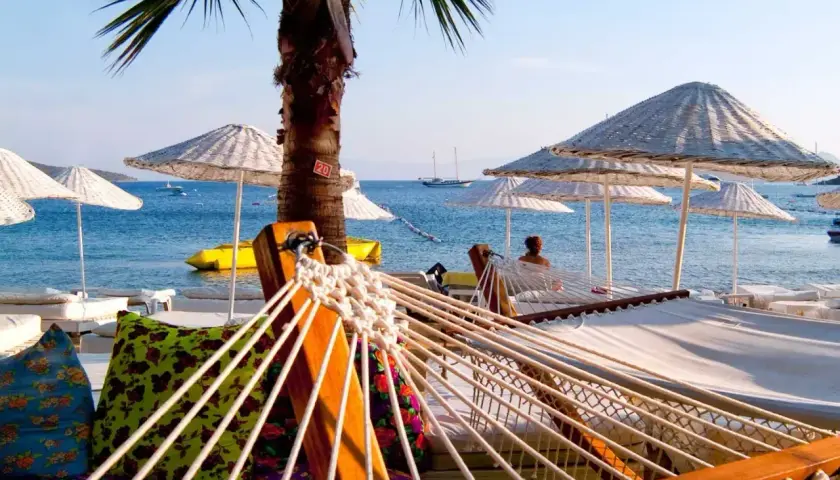 Relaks na plaży w Turcji w maju? Warto! Bujana huśtawka, palmy, morze i słońce. Idealne miejsce na odpoczynek.