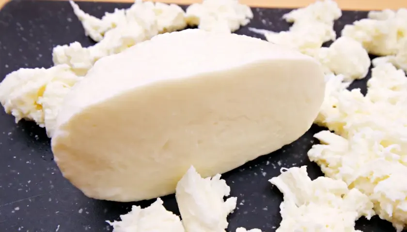 Kawałek świeżej mozzarelli otoczony postrzępionymi kawałkami sera. Idealny do sałatek, a jego mozzarella kcal sprawia, że jest to zdrowy wybór.