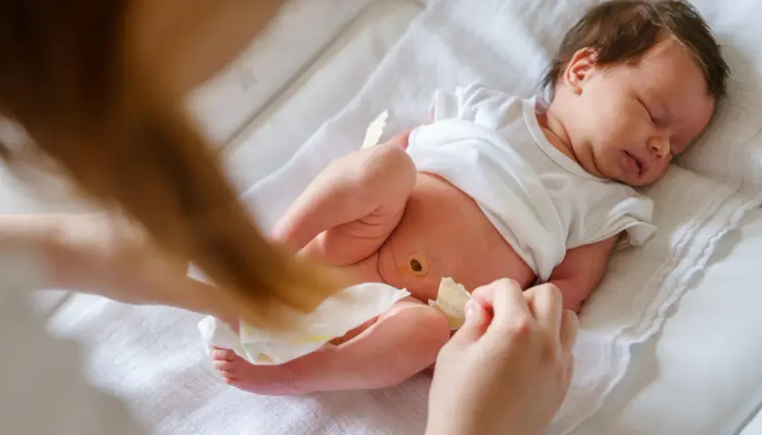 Nowy pępek maluszka po odpadnięciu kikuta pępowinowego, lekko zaczerwieniony, ale już zdrowiejący.