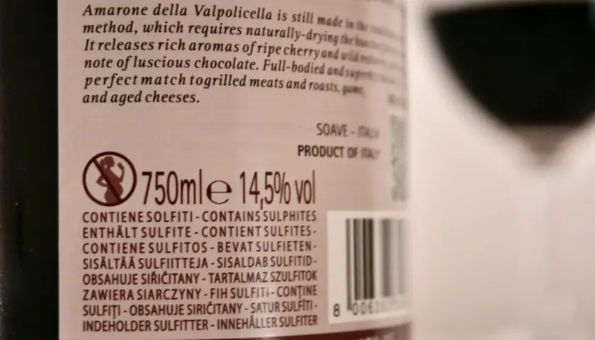 Etichetta di vino Amarone con indicazione "Contiene solfiti" in più lingue.