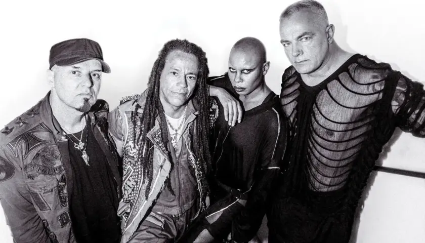 Członkowie zespołu Skunk Anansie, gotowi do wykonania swoich energetycznych utworów.