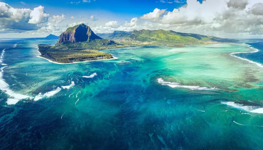 Der unterwasser wasserfall Mauritius, eine optische Täuschung, lässt Sand und Sedimente wie ein riesiger Wasserfall in die Tiefe stürzen.