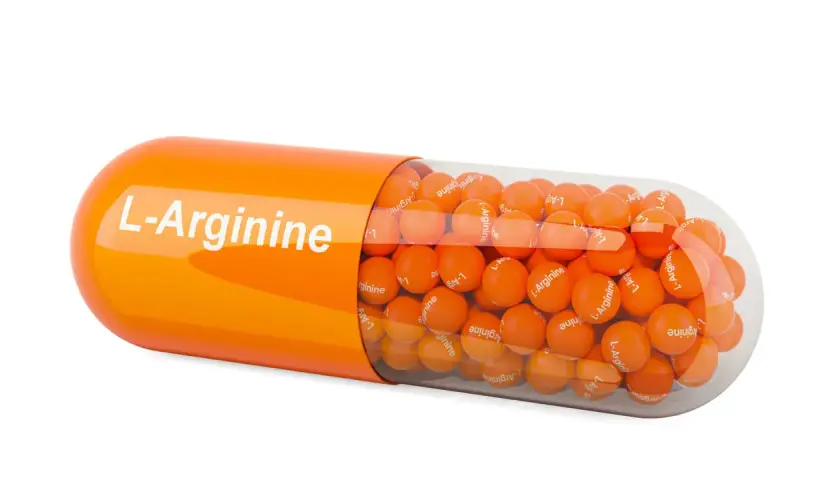 Orange Kapsel gefüllt mit kleinen Kügelchen, die "L-Arginine" bedruckt tragen. L-Arginin wird oft zur Unterstützung bei Herpes eingesetzt.