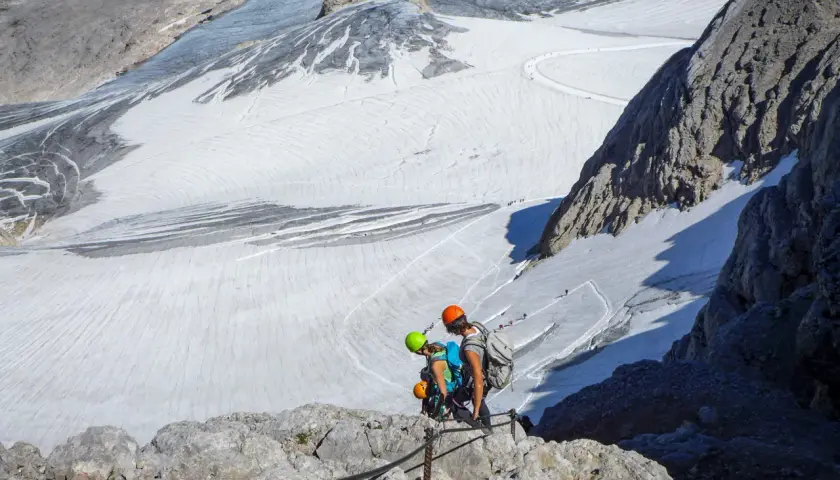 Bergsteiger auf der Dachstein Super Ferrata genießen die Aussicht auf den Gletscher.