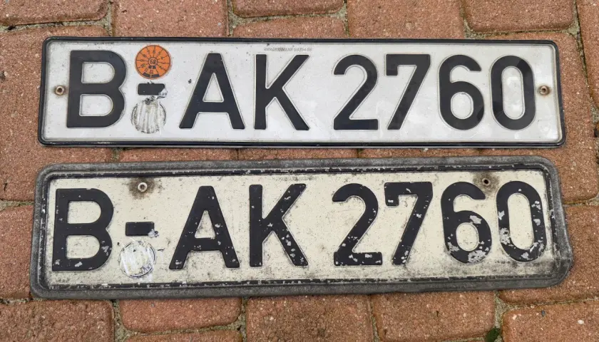 Dwie tablice rejestracyjne z Niemiec, B-AK 2760. Zastanawiasz się, ile kosztują tablice zjazdowe w Niemczech?