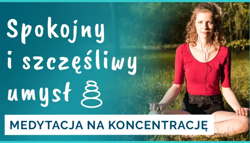 Kobieta w pozycji lotosu medytuje na trawie, słuchając muzyki.