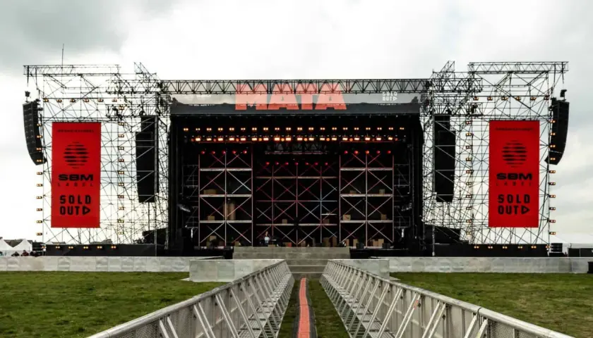 Ogromna scena z napisem "MAFIA" i banerami "SOLD OUT" zapowiada największy koncert w Polsce.