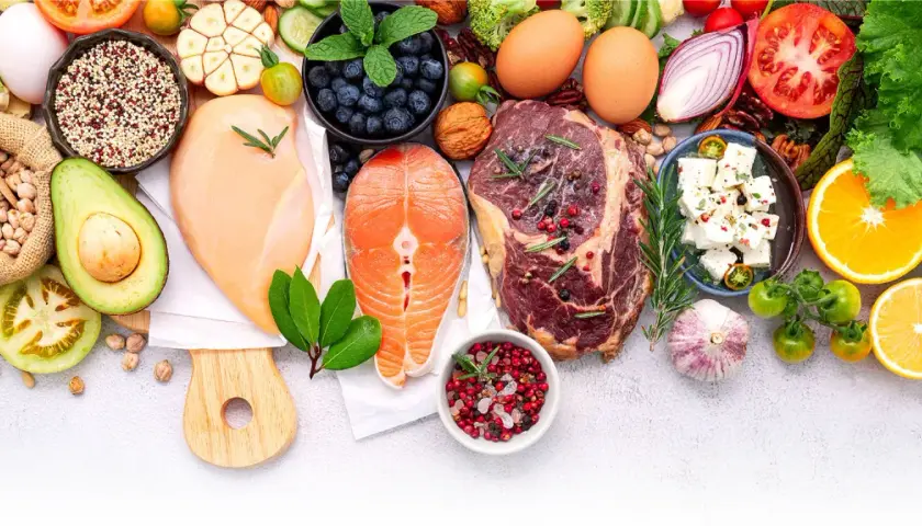 Mięso, ryba, jajka, awokado, warzywa i owoce – idealne składniki na dieta keto jadłospis.