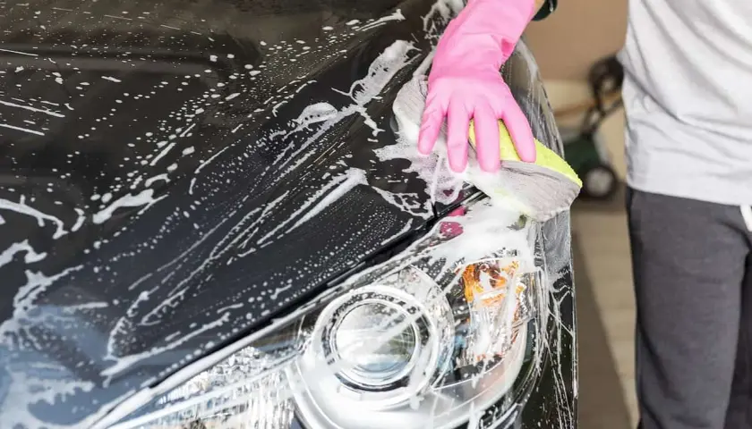Jak umyć auto przed woskowaniem, aby uniknąć zarysowań i smug