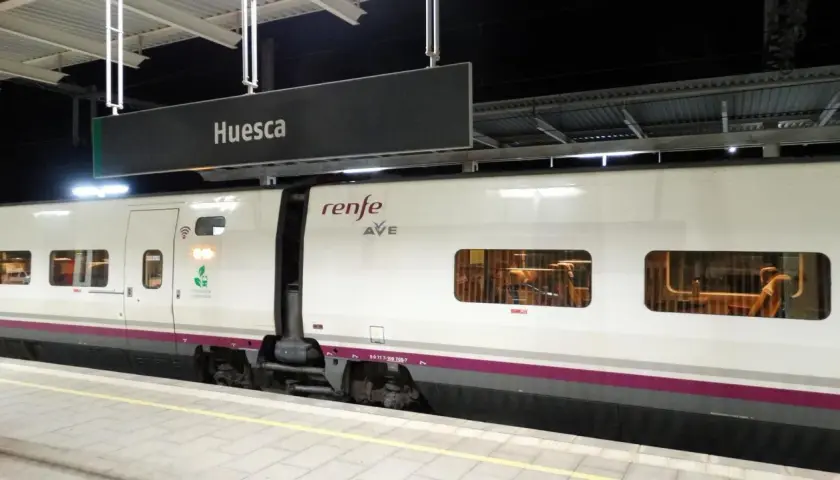 Tren AVE Renfe en Huesca, listo para viajar a Sevilla.
