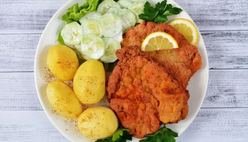Ile kalorii ma schabowy z ziemniakami i surówką? Zaskakujące wartości!
